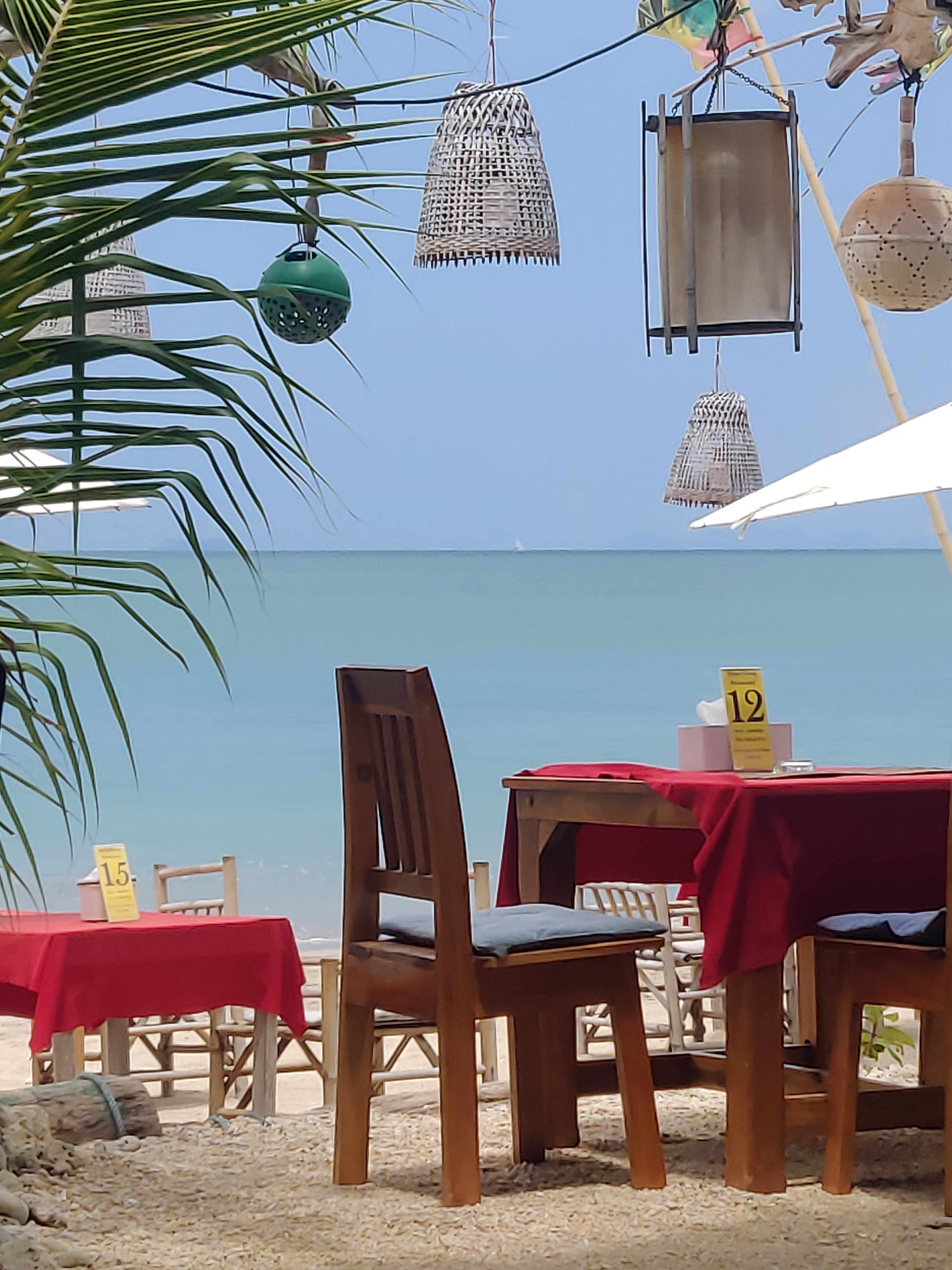 Ein Stuhl und Lampen an einer Beachbar
