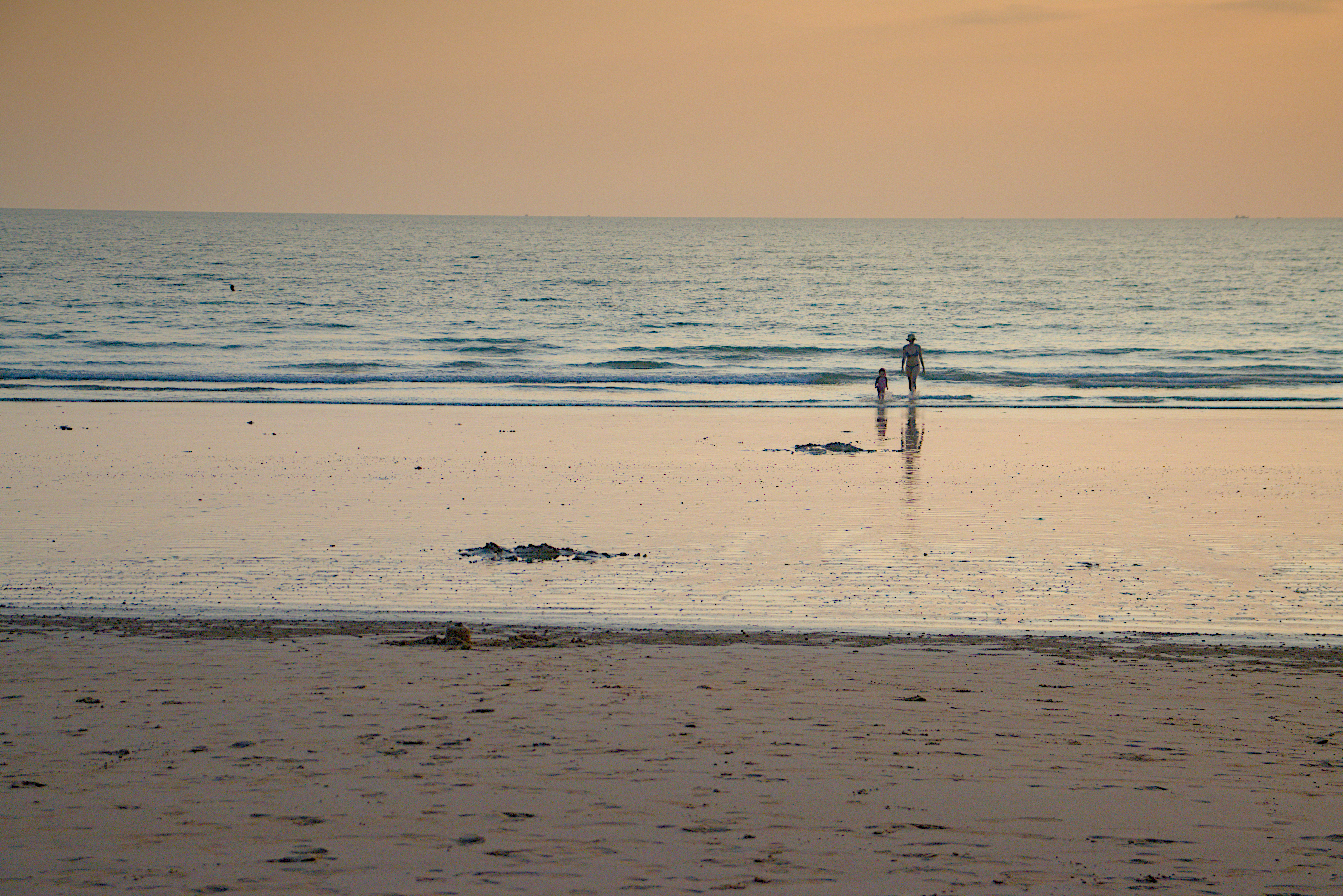 Mutter und Tocher am Strand