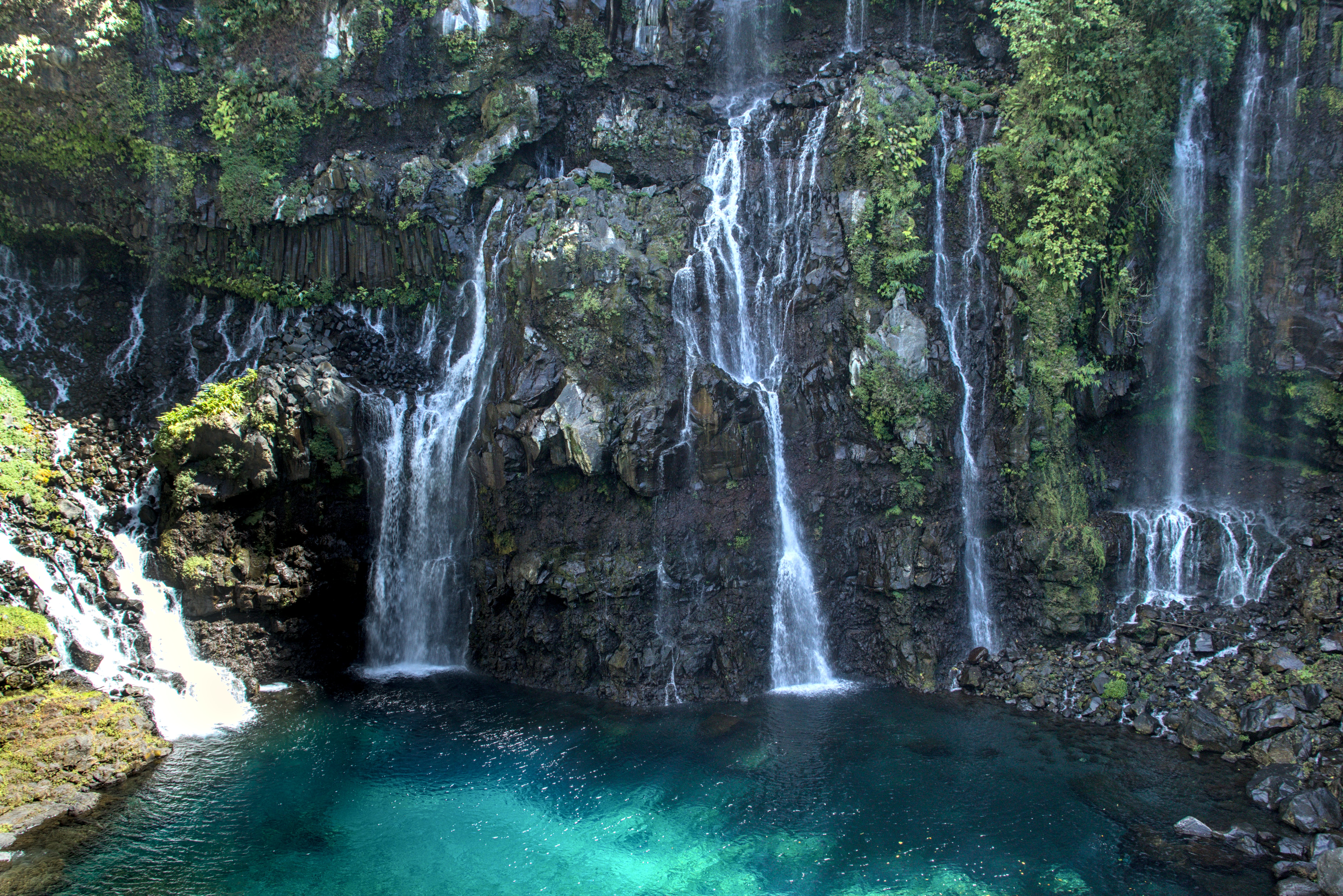 Cascade Grand Galet. Mehrere Wasserfälle fallen in ein kristallblaues Becken
