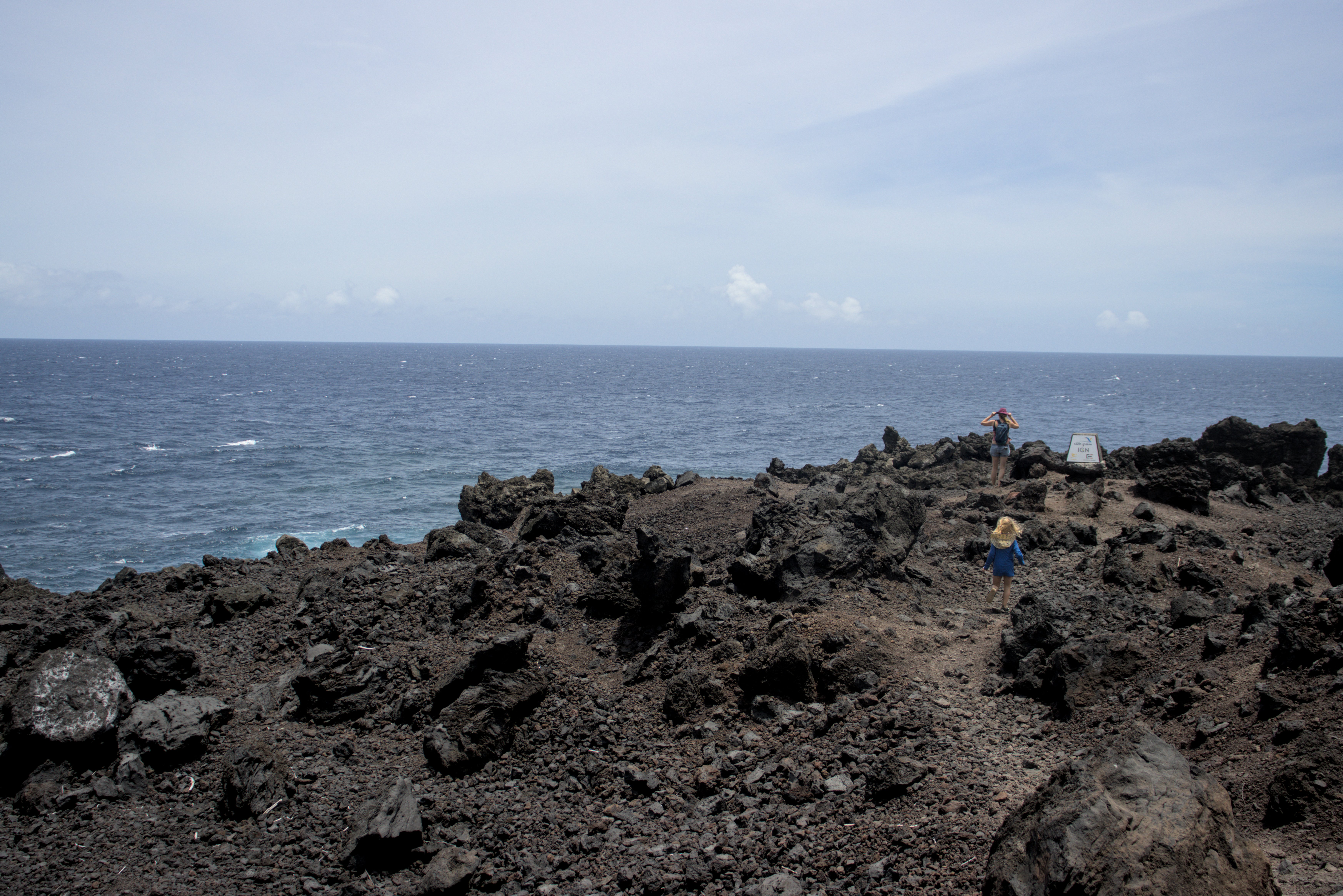 Nimue und Täschi in Lavafelsen vor dem Meer