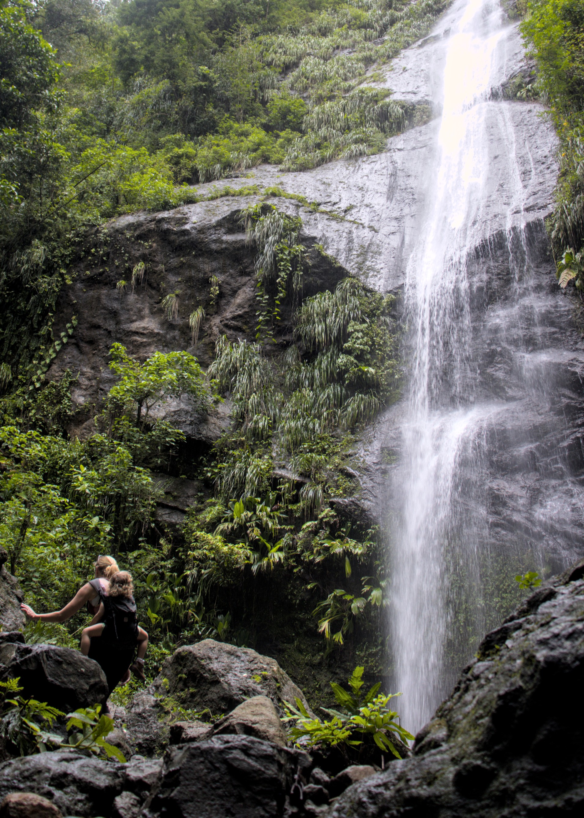 Besagter Wasserfall mit den lustigen Wanderergesellen davor